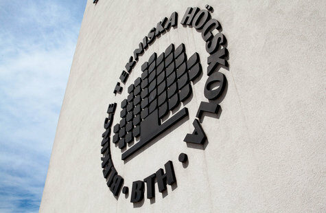 BTHs logotyp på fasaden till en byggnad
